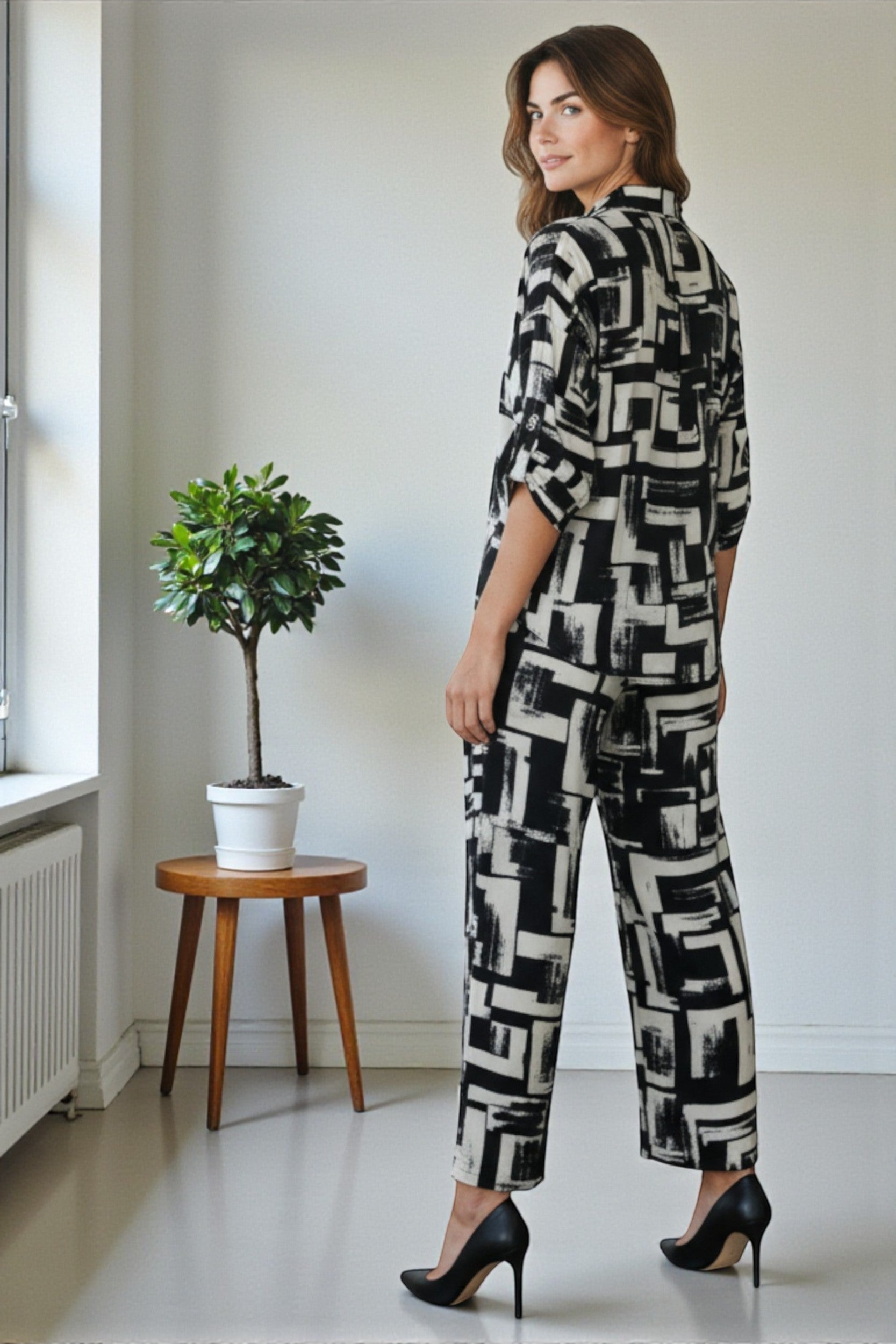 25106-P2-R2 Geometric Print Relaxed Two-Piece Set